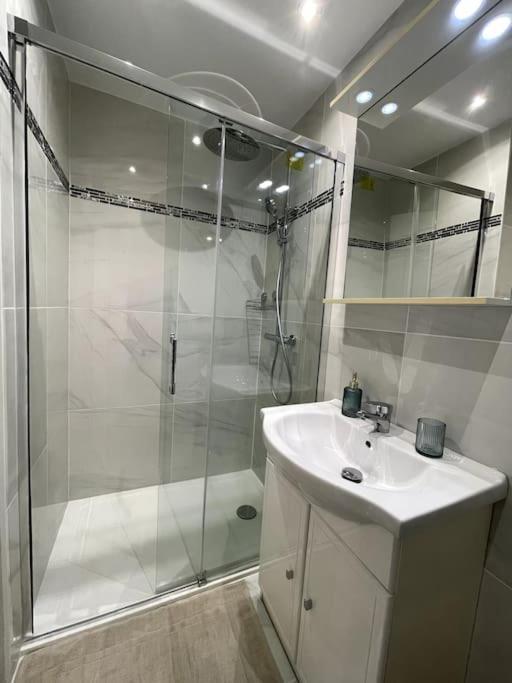 Appartement Cosy Et Moderne Proche De Disneyland Bussy-Saint-Georges Exteriör bild