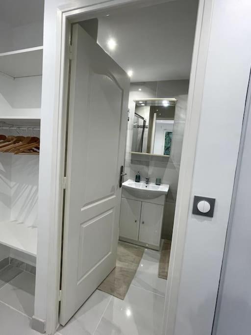 Appartement Cosy Et Moderne Proche De Disneyland Bussy-Saint-Georges Exteriör bild
